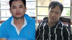 Đối tượng Mai Thanh Phong (trái) và Trương Văn Bé Chính tại cơ quan điều tra. (Ảnh: Thanh Tân/TTXVN)