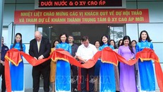 Lễ cắt băng khánh thành Trung tâm Ô xy cao áp. Ảnh: An Đăng /TTXVN