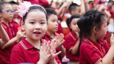 Học sinh Hà Nội trong ngày khai giảng năm học mới. (Ảnh: PV/Vietnam+)