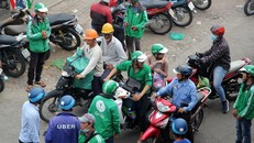 Tài xế xe ôm khi hành nghề tại Hà Nội phải được cấp phép và đeo thẻ hành nghề trên ngực áo.