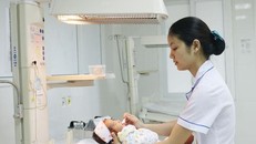 Hình ảnh bé Kiên được chăm sóc tại khoa Sơ sinh. Ảnh: BVCC.