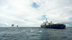 Tàu Cảnh sát biển 8001 (Bộ Tư lệnh Vùng Cảnh sát biển 3) làm nhiệm vụ tại khu vực nhà giàn DK1/15 thuộc cụm Phúc Nguyên. Ảnh: Lâm Khánh/TTXVN