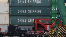 Tàu container hàng hóa Trung Quốc được bốc dỡ tại cảng Long Beach, bang California (Mỹ) ngày 10/5/2019. Ảnh: AFP/TTXVN
