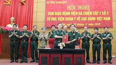 Lãnh đạo Học viện Quân Y và Cục Gìn giữ hòa bình trao đổi biên bản bàn giao Bệnh viện Dã chiến 2.2. Ảnh BQP