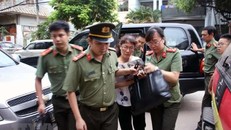 Cơ quan an ninh đưa bà Nguyễn Thị Hồng Nga, chuyên viên phòng Khảo thí và Quản lý chất lượng, Sở Giáo dục và Đào tạo tỉnh Sơn La, thư ký Ban chỉ đạo, ủy viên tổ chấm thi trắc nghiệm về nhà riêng để kiểm tra, khám xét. (Ảnh: Hữu Quyết/TTXVN)