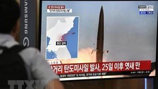 Người dân theo dõi qua màn hình vô tuyến tại một nhà ga xe lửa ở Seoul (Hàn Quốc) hình ảnh tên lửa được Triều Tiên phóng thử ngày 31/7/2019. (Ảnh: Yonhap/TTXVN)