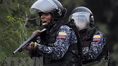 Lực lượng an ninh Venezuela trong cuộc xung đột với các tay súng ủng hộ lãnh đạo đối lập tại cây cầu quốc tế Francisco de Paula Santander, giáp giới thành phố Cuculta, Colombia tháng 2/2019. (Ảnh: AFP/TTXVN)