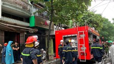 Lực lượng Cảnh sát Phòng cháy chữa cháy đã khống chế, dập tắt đám cháy và cứu hộ thành công 3 nạn nhân trong vụ hỏa hoạn shop quần áo có địa chỉ số 8, ngõ 12, phố Núi Trúc, phường Giảng Võ, Ba Đình, Hà Nội. (Ảnh: PV/Vietnam+)