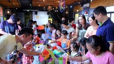 Khách tham quan có thể vẽ cùng các họa sỹ trong không gian triển lãm. (Ảnh minh họa: PV/Vietnam+)