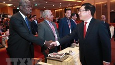 Phó Thủ tướng, Bộ trưởng Bộ Ngoại giao Phạm Bình Minh với các đại sứ, đại biện, đại diện các nước Trung Đông-châu Phi tại Việt Nam. (Ảnh: Lâm Khánh/TTXVN)