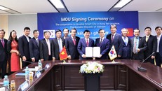 Đoàn công tác tỉnh Hưng Yên chụp ảnh lưu niệm cùng các quan chức tập đoàn LH. (Ảnh: Mạnh Hùng/TTXVN)