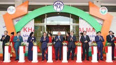 Thủ tướng Nguyễn Xuân Phúc và các đại biểu cắt băng khai trương Hội chợ hàng nông sản, thủ công mỹ nghệ và sản phẩm OCOP Thủ đô.