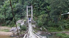 Người dân qua cầu treo nguy hiểm.