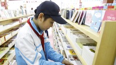 Các chuyên gia lo ngại vấn đề nhà xuất bản “lót tay” để bán sách giáo khoa cho các địa phương