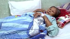 Bà Đạt điều trị tại bệnh viện sau khi bị đàn ông đốt. Ảnh: Thái Hà