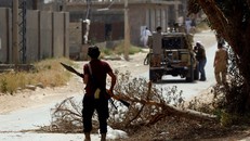 Trong ảnh: Binh sỹ thuộc lực lượng GNA trong cuộc giao tranh với các tay súng LNA tại khu vực ngoại ô Tripoli, Lybia, ngày 25/4. (Nguồn: AFP/TTXVN)