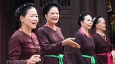 Các liền chị biểu diễn trống quân Bùi Xá, huyện Thuận Thành, tỉnh Bắc Ninh. (Ảnh: Diệp Trương/TTXVN)