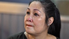 Vẻ mặt thất thần của NSND Hồng Vân vào tối 29/9, khi vở diễn cuối cùng đang được thế hệ trẻ diễn xuất trên sân khấu.