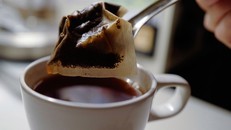 Một số loại trà túi lọc có thể "thải ra" hàng tỉ hạt vi nhựa trong nước sôi (ảnh: getty)