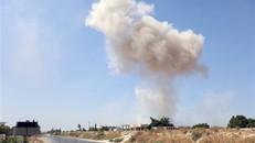 Khói bốc lên sau một cuộc không kích ở tỉnh Idlib, Syria ngày 24/8/2019. (Ảnh: AFP/TTXVN)