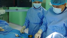 Các BS đang cấp cứu cho bệnh nhânVỹ.