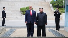 Tổng thống Mỹ Donald Trump (trái) trong cuộc gặp Nhà lãnh đạo Triều Tiên Kim Jong-un tại Panmunjom ngày 30/6/2019. (Ảnh: THX/TTXVN)