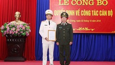 Thượng tướng Bùi Văn Nam trao quyết định cho Thượng tá Nguyễn Quốc Toản