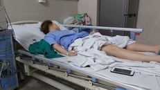 Chị B. vẫn đang điều trị tại BV Thanh Nhàn. Ảnh: H.Vân