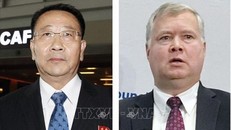Đại diện đặc biệt của Mỹ về Triều Tiên Stephen Biegun (phải) và Trưởng đoàn đàm phán Triều Tiên Kim Myong-gil (trái). Ảnh: Kyodo/TTXVN