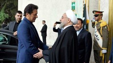 Thủ tướng Imran Khan (trái) và ổng thống Hassan Rouhani. (Nguồn: gulfnews.com)