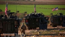 Đoàn xe quân sự Mỹ ở gần làng Yalanli, ngoại ô phía tây thành phố Manbij, Syria. (Ảnh: AFP/TTXVN)