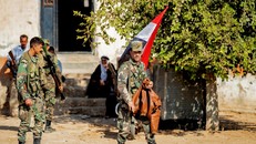 Quân đội Syria tuần tra tại tuyến đường dẫn vào thị trấn Tal Tamr ngày 14/10/2019. (Nguồn: AFP/TTXVN)