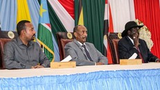 Thủ tướng Ethiopia Abiy Ahmed (trái), Chủ tịch Hội đồng chủ quyền Sudan Abdel Fattah al-Burhan (giữa) và Tổng thống Nam Sudan Salva Kiir tại vòng đàm phán hòa bình giữa Chính phủ của Thủ tướng Sudan Abdalla Hamdok và đại diện của các nhóm vũ trang ở Juba 