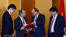 Thủ tướng Nguyễn Xuân Phúc tiếp ông Masayoshi Son, Tổng Giám đốc Tập đoàn SoftBank của Nhật Bản. (Ảnh: Thống Nhất/TTXVN)