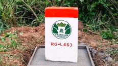 Thi công cắm mốc phân định ranh giới vùng di sản Tràng An. Ảnh: dantri.com.vn