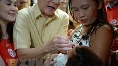 Tiêm phòng bệnh bại liệt cho trẻ em tại Philippines. (Nguồn: AFP/TTXVN)