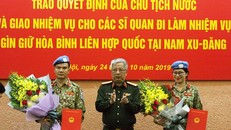 Thượng tướng Nguyễn Chí Vịnh, Thứ trưởng Bộ Quốc phòng, Trưởng Ban Chỉ đạo Bộ Quốc phòng trao Quyết định của Chủ tịch nước cho 2 sỹ quan tham gia hoạt động gìn giữ hòa bình Liên hợp quốc tại Nam Sudan. (Ảnh: Nguyễn Dân/TTXVN)