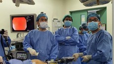 Bác sĩ Hữu đang phẫu thuật cắt dạ dày bằng robot