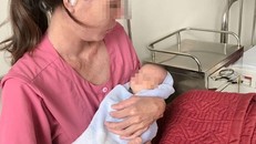 Mẹ con sản phụ H sau ca phẫu thuật.