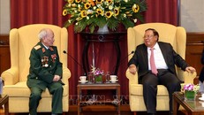 Tổng Bí thư, Chủ tịch nước Lào Bounnhang Vorachith tiếp các đại biểu. Ảnh: Dương Giang/TTXVN