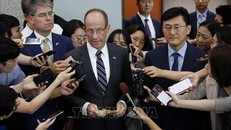 Trợ lý Ngoại trưởng Mỹ phụ trách khu vực Đông Á và Thái Bình Dương David Stilwell (giữa). Ảnh: AFP/TTXVN