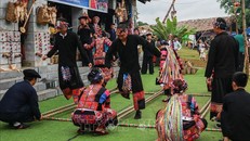 Các trò chơi truyền thống được đồng bào người Mông tái hiện tại khu vực chợ vùng cao. Ảnh: Trọng Đạt/TTXVN