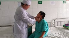 Bệnh nhi M.V.Q đang đươc kiểm tra sức khỏe sau khi mổ lấy dị vật. (Ảnh: Lê Xuân/TTXVN)