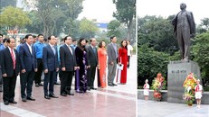 Đoàn đại biểu Thành ủy, HĐND, UBND, Ủy ban MTTQ Việt Nam TP Hà Nội dâng hoa trước tượng đài V.I.Lenin - Ảnh: TTXVN
