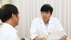 Phó giáo sư Nguyễn Xuân Hùng khám cho bệnh nhân. (Ảnh: PV/Vietnam+)