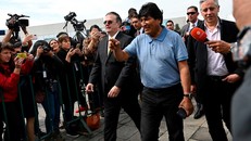 Ông Evo Morales (áo xanh) đã tới Mexico. (Nguồn: Getty Images)