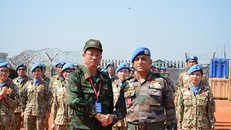 Thượng tướng Trần Quang Phương và Trung tướng Shailesh Tinaika. Ảnh BQP