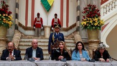 Tổng thống lâm thời Bolivia Jeanine Anez trong một cuộc họp báo tại La Paz. Ảnh Reuters.