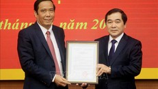 Đồng chí Nguyễn Thanh Bình trao quyết định cho đồng chí Nguyễn Tiến Thành.