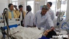 Thứ trưởng Bộ Y tế thăm hỏi, động viên sản phụ H. đang điều trị tại Bệnh viện Đà Nẵng.